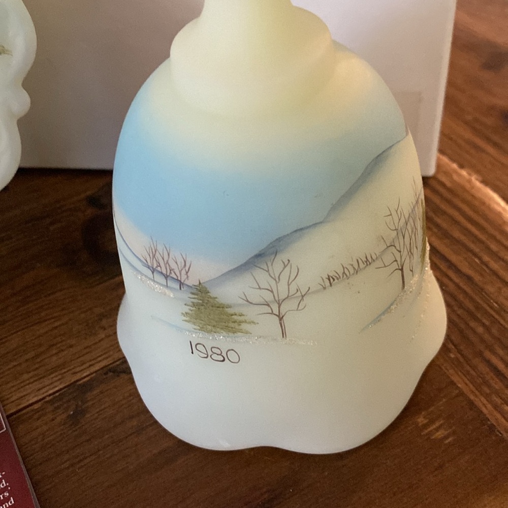 Vintage handpainted 1980 Fenton Uranium custard glass  “Christmas Going Home - Picture 3 of 10